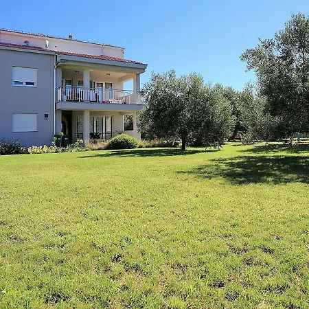 Apartament Tranquil In With Garden