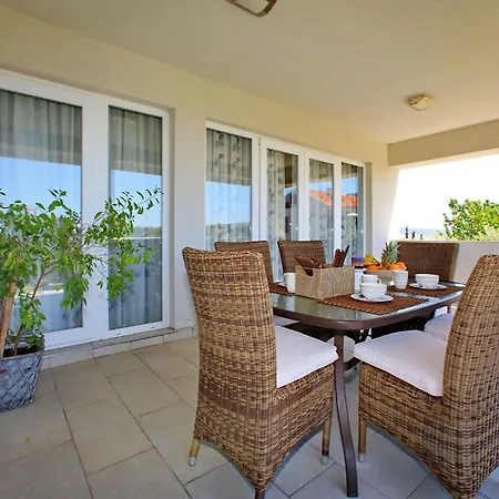Apartament Tranquil In With Garden