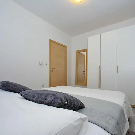 Tranquil In With Garden Apartment *
