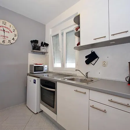 Tranquil In With Garden Apartment *