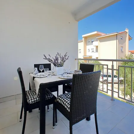 Tranquil In With Garden Apartment *
